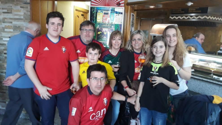 Los lectores de Diario de Navarra posan con la camiseta de sus equipos preferidos durante el confinamiento en sus casa con motivo de la pandemia de coronavirus.