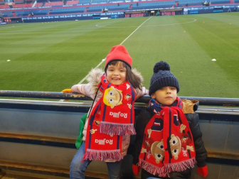 Los lectores de Diario de Navarra posan con la camiseta de sus equipos preferidos durante el confinamiento en sus casa con motivo de la pandemia de coronavirus.