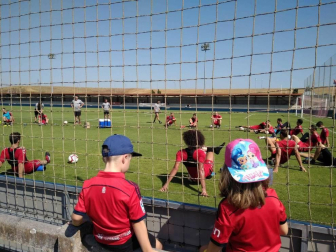 Los lectores de Diario de Navarra posan con la camiseta de sus equipos preferidos durante el confinamiento en sus casa con motivo de la pandemia de coronavirus.