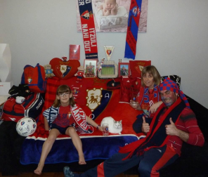 Los lectores de Diario de Navarra posan con la camiseta de sus equipos preferidos durante el confinamiento en sus casa con motivo de la pandemia de coronavirus.