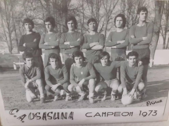 Los lectores de Diario de Navarra posan con la camiseta de sus equipos preferidos durante el confinamiento en sus casa con motivo de la pandemia de coronavirus.