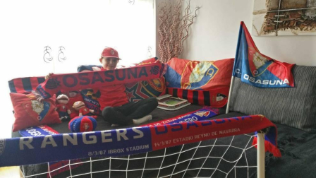 Los lectores de Diario de Navarra posan con la camiseta de sus equipos preferidos durante el confinamiento en sus casa con motivo de la pandemia de coronavirus.