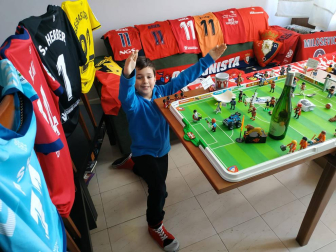Los lectores de Diario de Navarra posan con la camiseta de sus equipos preferidos durante el confinamiento en sus casa con motivo de la pandemia de coronavirus.