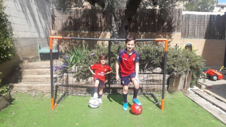 Los lectores de Diario de Navarra posan con la camiseta de sus equipos preferidos durante el confinamiento en sus casa con motivo de la pandemia de coronavirus.