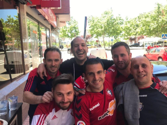 Los lectores de Diario de Navarra posan con la camiseta de sus equipos preferidos durante el confinamiento en sus casa con motivo de la pandemia de coronavirus.