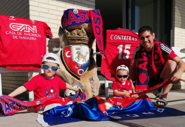 Los lectores de Diario de Navarra posan con la camiseta de sus equipos preferidos durante el confinamiento en sus casa con motivo de la pandemia de coronavirus.