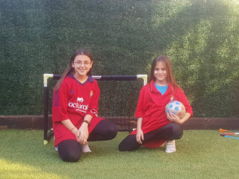 Los lectores de Diario de Navarra posan con la camiseta de sus equipos preferidos durante el confinamiento en sus casa con motivo de la pandemia de coronavirus.