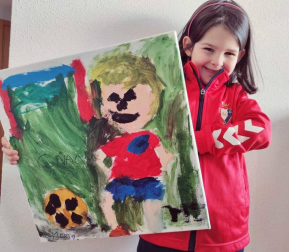 Los lectores de Diario de Navarra posan con la camiseta de sus equipos preferidos durante el confinamiento en sus casa con motivo de la pandemia de coronavirus.