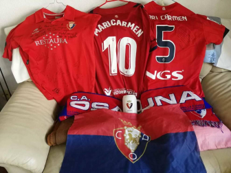 Los lectores de Diario de Navarra posan con la camiseta de sus equipos preferidos durante el confinamiento en sus casa con motivo de la pandemia de coronavirus.