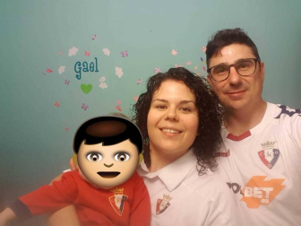 Los lectores de Diario de Navarra posan con la camiseta de sus equipos preferidos durante el confinamiento en sus casa con motivo de la pandemia de coronavirus.