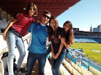 Los lectores de Diario de Navarra posan con la camiseta de sus equipos preferidos durante el confinamiento en sus casa con motivo de la pandemia de coronavirus.