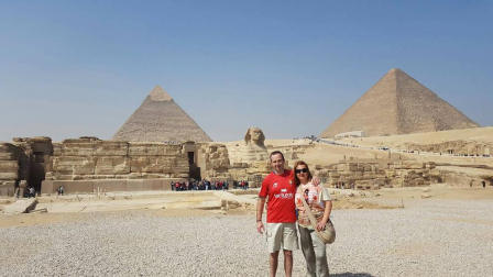 Los lectores de Diario de Navarra posan con la camiseta de sus equipos preferidos durante el confinamiento en sus casa con motivo de la pandemia de coronavirus.