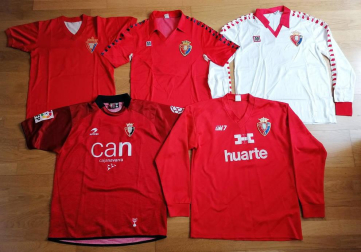 Los lectores de Diario de Navarra posan con la camiseta de sus equipos preferidos durante el confinamiento en sus casa con motivo de la pandemia de coronavirus.