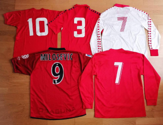 Los lectores de Diario de Navarra posan con la camiseta de sus equipos preferidos durante el confinamiento en sus casa con motivo de la pandemia de coronavirus.