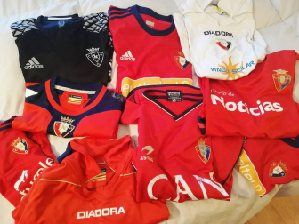 Los lectores de Diario de Navarra posan con la camiseta de sus equipos preferidos durante el confinamiento en sus casa con motivo de la pandemia de coronavirus.