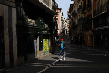 Esta pandemia provocada por el Covid-19 nos ha dejado imágenes únicas de nuestras ciudades y pueblos. Momentos que han captado nuestros fotoperiodistas y que resumen el impacto que esta enfermedad está provocando en Navarra