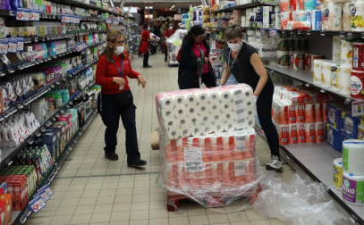 Esta pandemia provocada por el Covid-19 nos ha dejado imágenes únicas de nuestras ciudades y pueblos. Momentos que han captado nuestros fotoperiodistas y que resumen el impacto que esta enfermedad está provocando en Navarra