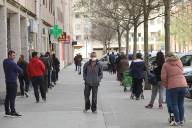Esta pandemia provocada por el Covid-19 nos ha dejado imágenes únicas de nuestras ciudades y pueblos. Momentos que han captado nuestros fotoperiodistas y que resumen el impacto que esta enfermedad está provocando en Navarra