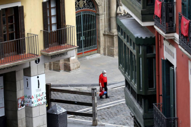 Esta pandemia provocada por el Covid-19 nos ha dejado imágenes únicas de nuestras ciudades y pueblos. Momentos que han captado nuestros fotoperiodistas y que resumen el impacto que esta enfermedad está provocando en Navarra