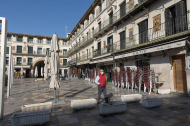 Esta pandemia provocada por el Covid-19 nos ha dejado imágenes únicas de nuestras ciudades y pueblos. Momentos que han captado nuestros fotoperiodistas y que resumen el impacto que esta enfermedad está provocando en Navarra