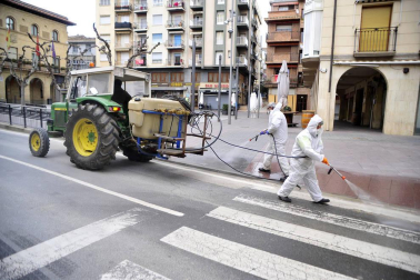 Esta pandemia provocada por el Covid-19 nos ha dejado imágenes únicas de nuestras ciudades y pueblos. Momentos que han captado nuestros fotoperiodistas y que resumen el impacto que esta enfermedad está provocando en Navarra
