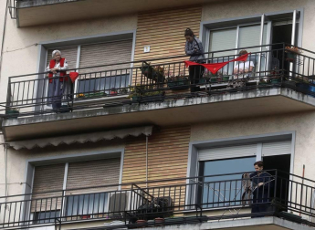 Calles vacías, pañuelicos de San Fermín en los balcones por el 4 de abril, pocas personas a hacer la compra... El confinamiento por el coronavirus cambia el aspecto de Pamplona.