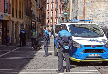 Calles vacías, pañuelicos de San Fermín en los balcones por el 4 de abril, pocas personas a hacer la compra... El confinamiento por el coronavirus cambia el aspecto de Pamplona.