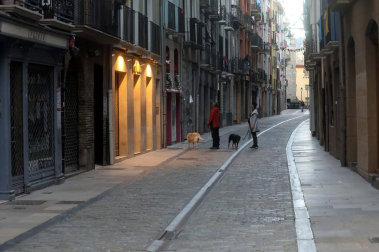 Calles vacías, pañuelicos de San Fermín en los balcones por el 4 de abril, pocas personas a hacer la compra... El confinamiento por el coronavirus cambia el aspecto de Pamplona.