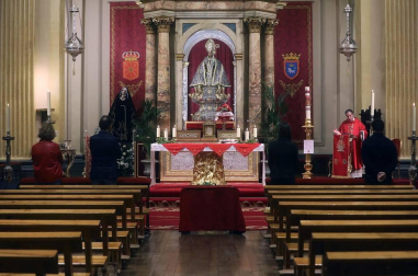 Calles vacías, pañuelicos de San Fermín en los balcones por el 4 de abril, pocas personas a hacer la compra... El confinamiento por el coronavirus cambia el aspecto de Pamplona.