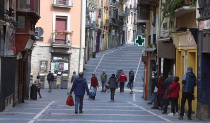 Calles vacías, pañuelicos de San Fermín en los balcones por el 4 de abril, pocas personas a hacer la compra... El confinamiento por el coronavirus cambia el aspecto de Pamplona.