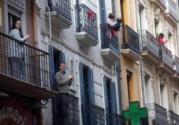 Calles vacías, pañuelicos de San Fermín en los balcones por el 4 de abril, pocas personas a hacer la compra... El confinamiento por el coronavirus cambia el aspecto de Pamplona.
