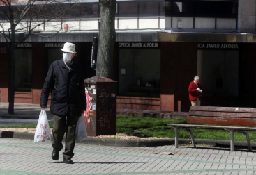 Calles vacías, pañuelicos de San Fermín en los balcones por el 4 de abril, pocas personas a hacer la compra... El confinamiento por el coronavirus cambia el aspecto de Pamplona.