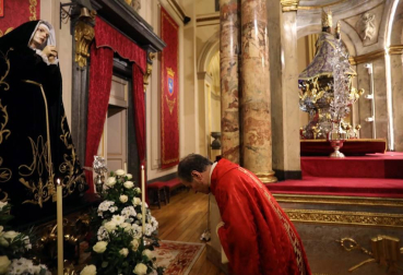 Calles vacías, pañuelicos de San Fermín en los balcones por el 4 de abril, pocas personas a hacer la compra... El confinamiento por el coronavirus cambia el aspecto de Pamplona.