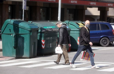 Calles vacías, pañuelicos de San Fermín en los balcones por el 4 de abril, pocas personas a hacer la compra... El confinamiento por el coronavirus cambia el aspecto de Pamplona.
