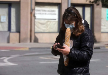 Calles vacías, pañuelicos de San Fermín en los balcones por el 4 de abril, pocas personas a hacer la compra... El confinamiento por el coronavirus cambia el aspecto de Pamplona.
