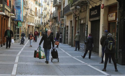 Calles vacías, pañuelicos de San Fermín en los balcones por el 4 de abril, pocas personas a hacer la compra... El confinamiento por el coronavirus cambia el aspecto de Pamplona.