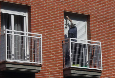 Calles vacías, pañuelicos de San Fermín en los balcones por el 4 de abril, pocas personas a hacer la compra... El confinamiento por el coronavirus cambia el aspecto de Pamplona.