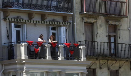 Calles vacías, pañuelicos de San Fermín en los balcones por el 4 de abril, pocas personas a hacer la compra... El confinamiento por el coronavirus cambia el aspecto de Pamplona.