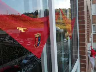 El pañuelo de San Fermín este sábado en todas las ventanas de Navarra. Esa es la idea con la que la capilla de San Fermín hace un llamamiento con motivo del cuarto peldaño de la escalera, este 4 de abril,