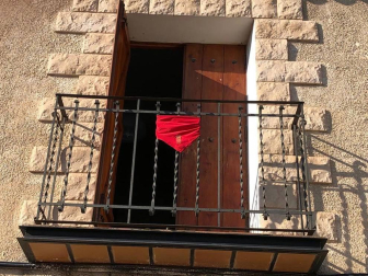 El pañuelo de San Fermín este sábado en todas las ventanas de Navarra. Esa es la idea con la que la capilla de San Fermín hace un llamamiento con motivo del cuarto peldaño de la escalera, este 4 de abril,