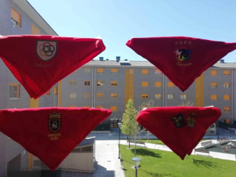 El pañuelo de San Fermín este sábado en todas las ventanas de Navarra. Esa es la idea con la que la capilla de San Fermín hace un llamamiento con motivo del cuarto peldaño de la escalera, este 4 de abril,