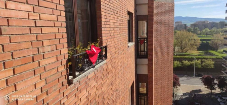 El pañuelo de San Fermín este sábado en todas las ventanas de Navarra. Esa es la idea con la que la capilla de San Fermín hace un llamamiento con motivo del cuarto peldaño de la escalera, este 4 de abril,