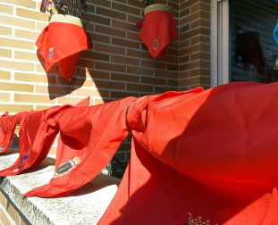 El pañuelo de San Fermín este sábado en todas las ventanas de Navarra. Esa es la idea con la que la capilla de San Fermín hace un llamamiento con motivo del cuarto peldaño de la escalera, este 4 de abril,