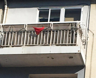 El pañuelo de San Fermín este sábado en todas las ventanas de Navarra. Esa es la idea con la que la capilla de San Fermín hace un llamamiento con motivo del cuarto peldaño de la escalera, este 4 de abril,