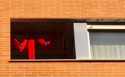 El pañuelo de San Fermín este sábado en todas las ventanas de Navarra. Esa es la idea con la que la capilla de San Fermín hace un llamamiento con motivo del cuarto peldaño de la escalera, este 4 de abril,