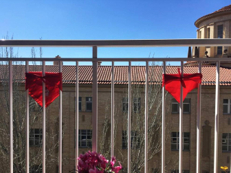 El pañuelo de San Fermín este sábado en todas las ventanas de Navarra. Esa es la idea con la que la capilla de San Fermín hace un llamamiento con motivo del cuarto peldaño de la escalera, este 4 de abril,