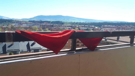 El pañuelo de San Fermín este sábado en todas las ventanas de Navarra. Esa es la idea con la que la capilla de San Fermín hace un llamamiento con motivo del cuarto peldaño de la escalera, este 4 de abril,