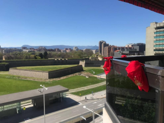 El pañuelo de San Fermín este sábado en todas las ventanas de Navarra. Esa es la idea con la que la capilla de San Fermín hace un llamamiento con motivo del cuarto peldaño de la escalera, este 4 de abril,
