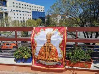 El pañuelo de San Fermín este sábado en todas las ventanas de Navarra. Esa es la idea con la que la capilla de San Fermín hace un llamamiento con motivo del cuarto peldaño de la escalera, este 4 de abril,