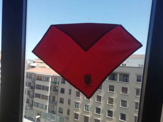 El pañuelo de San Fermín este sábado en todas las ventanas de Navarra. Esa es la idea con la que la capilla de San Fermín hace un llamamiento con motivo del cuarto peldaño de la escalera, este 4 de abril,